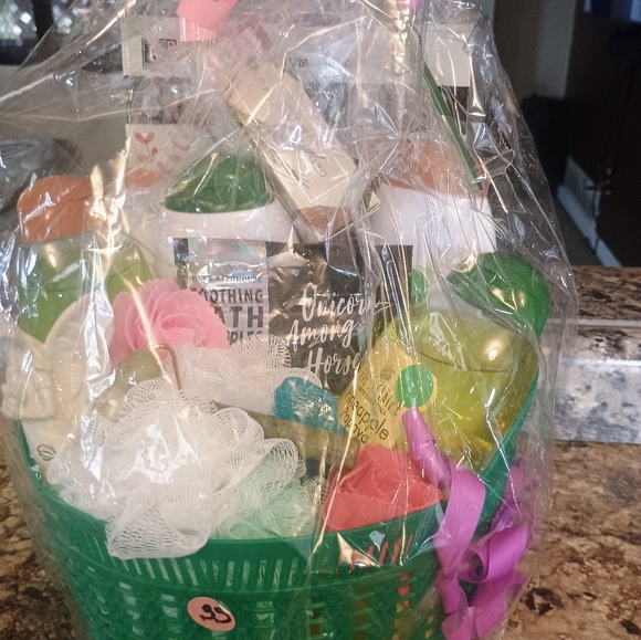 Papaya And Pineapple Women's Custom Gift Basket Pamper Me - Picture 3 of 5